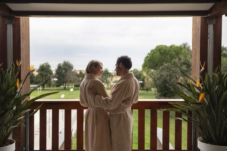 Coppia in accappattoio affacciati sul balcone della terrazza