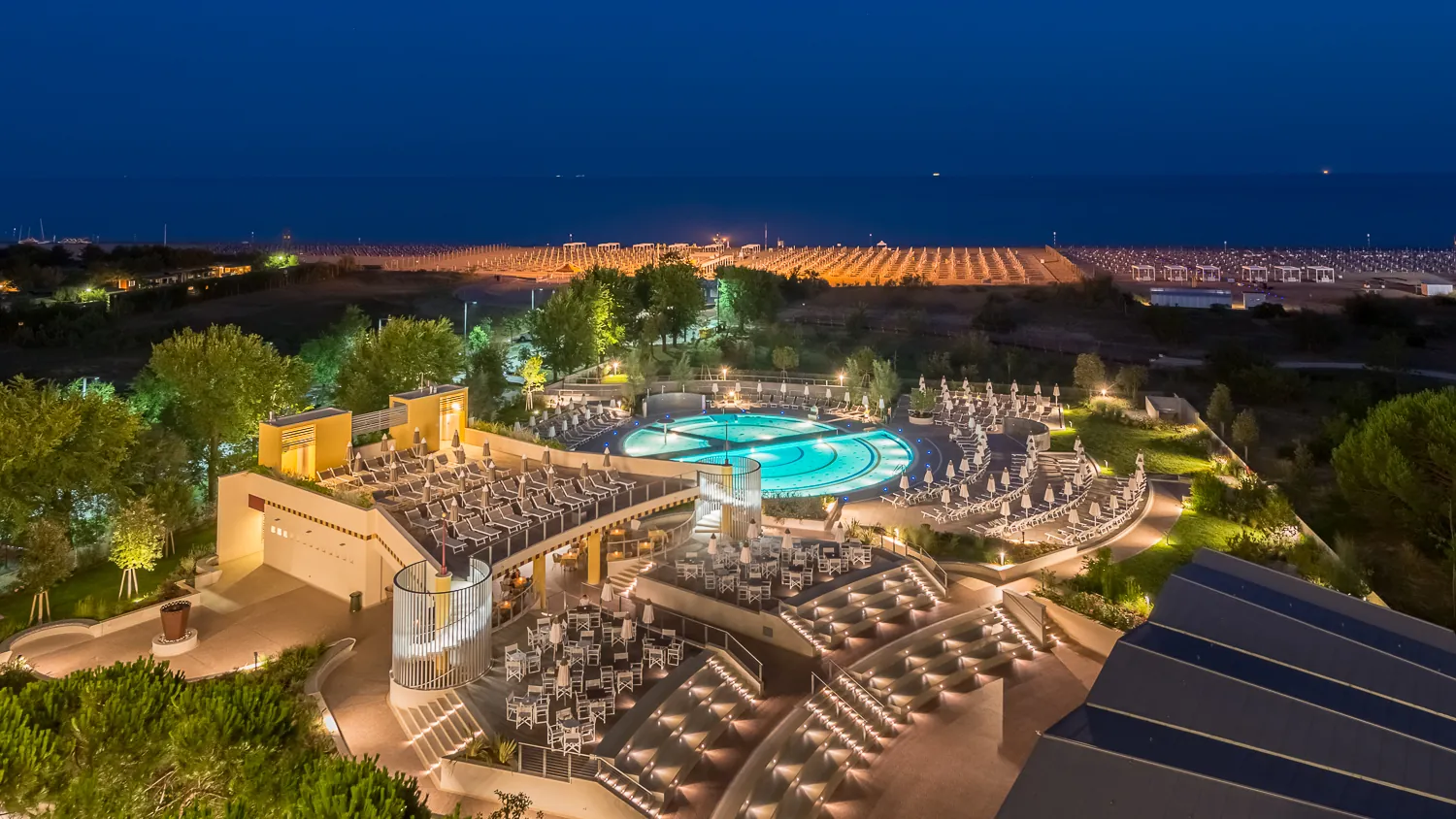 Vista notturna dell'hotel illuminato