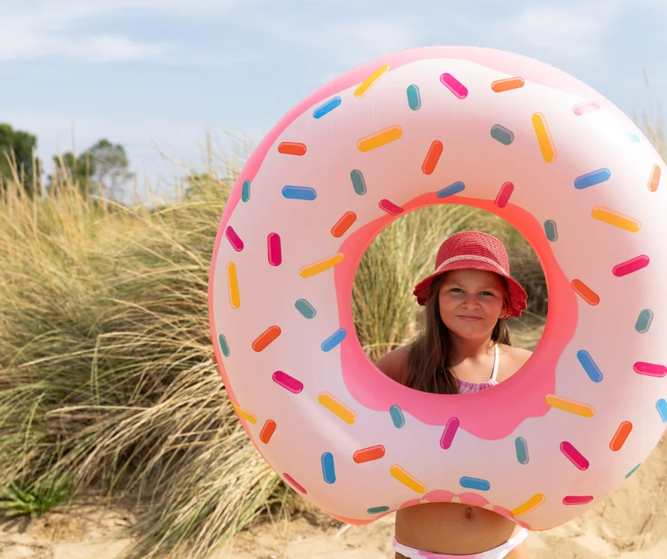 Bambina in spiaggia a Bibione con gonfiabile