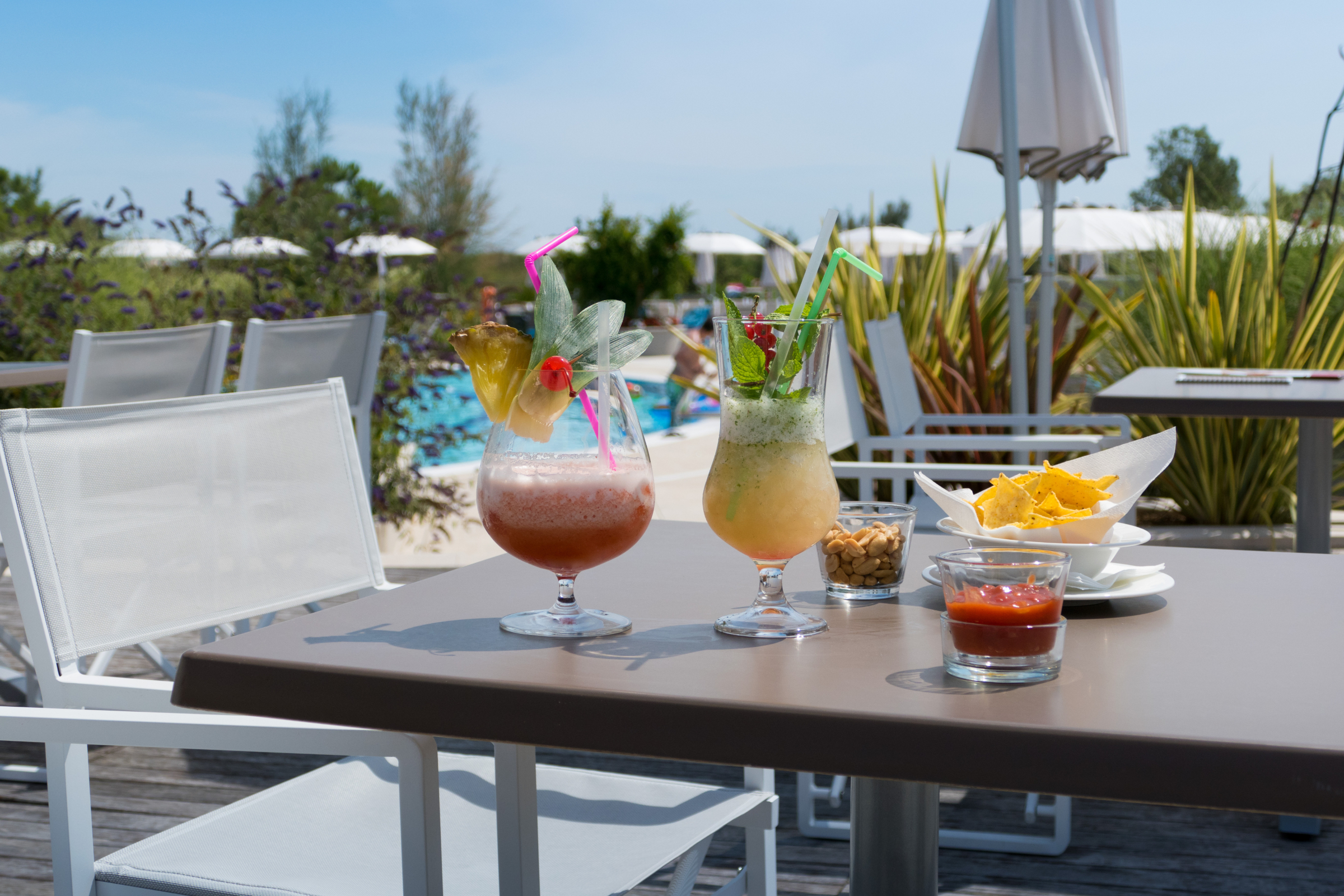 Foto tavolino imbandito a bordo Piscina