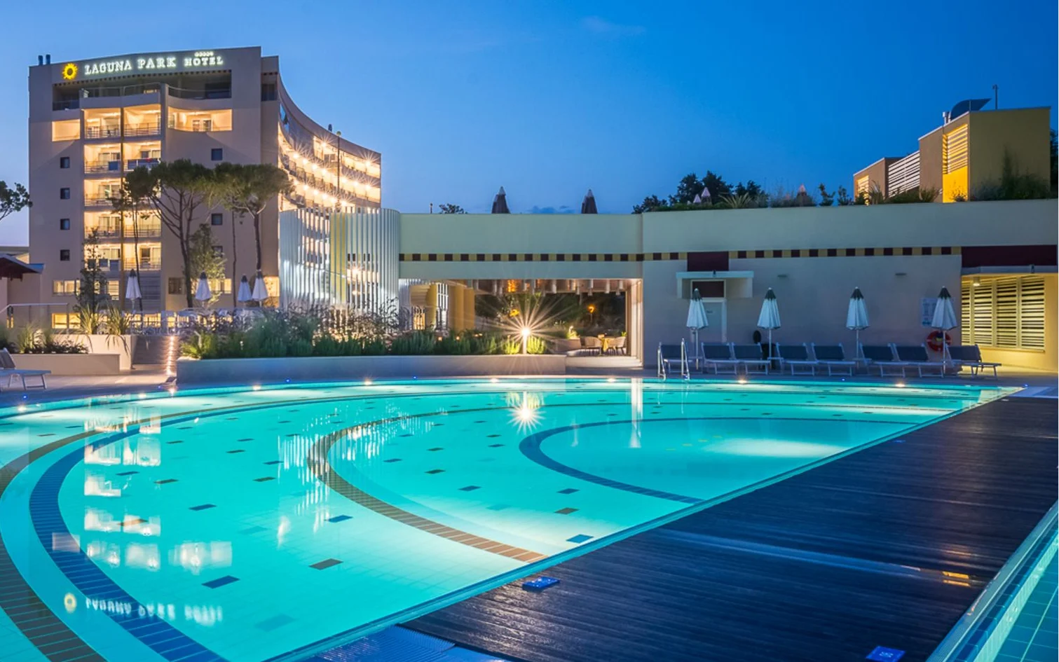 Vista dell'hotel da bordo piscina
